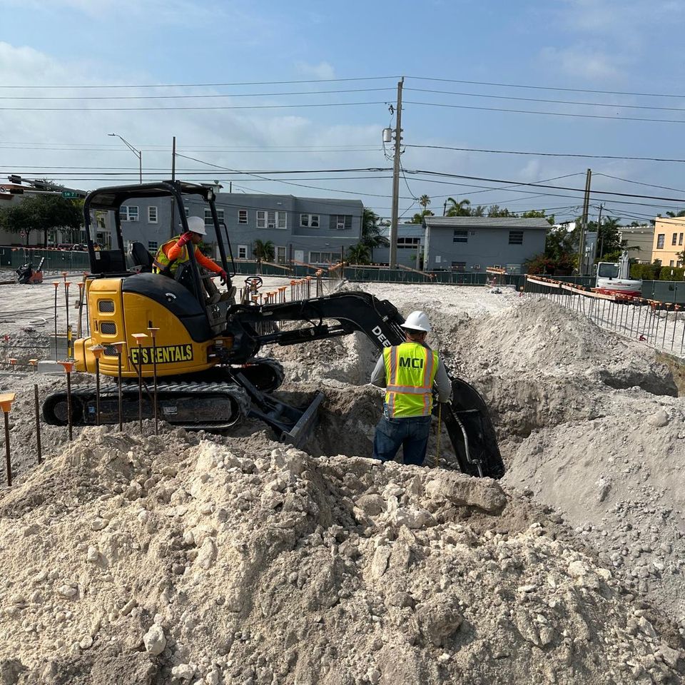 man in a construction worksite wiht a heavy machine